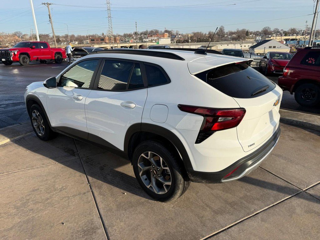 Used 2025 Chevrolet Trax LT w/ LT Convenience Package image 7