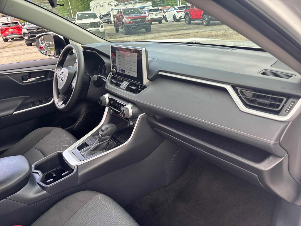 Used 2025 Toyota RAV4 XLE AWD/4WD image 30