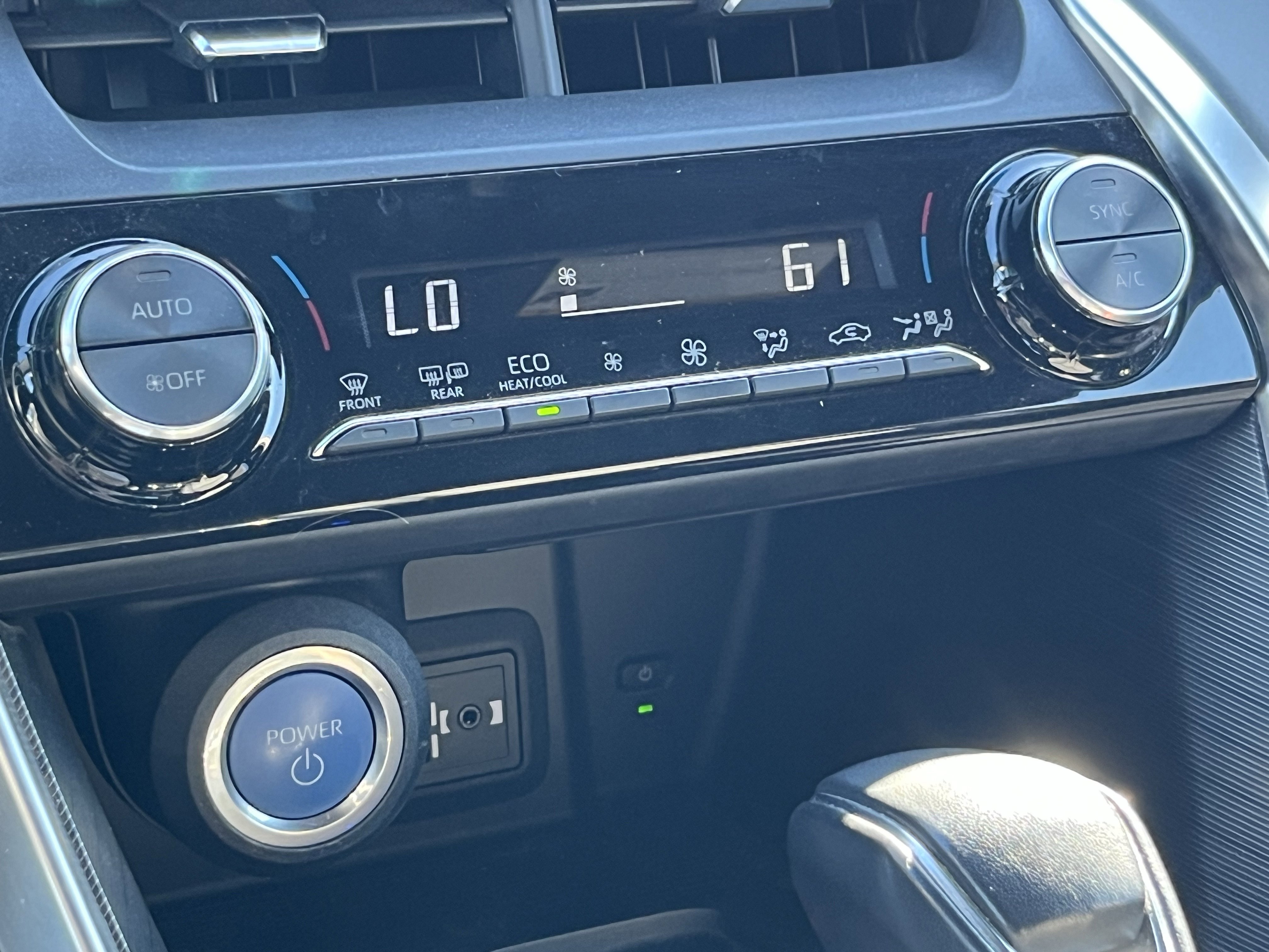 Used 2022 Toyota Venza XLE image 30