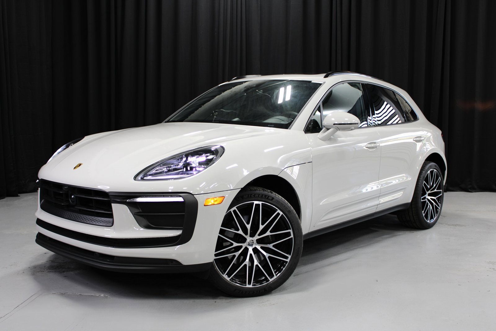 Used 2025 Porsche Macan image 1