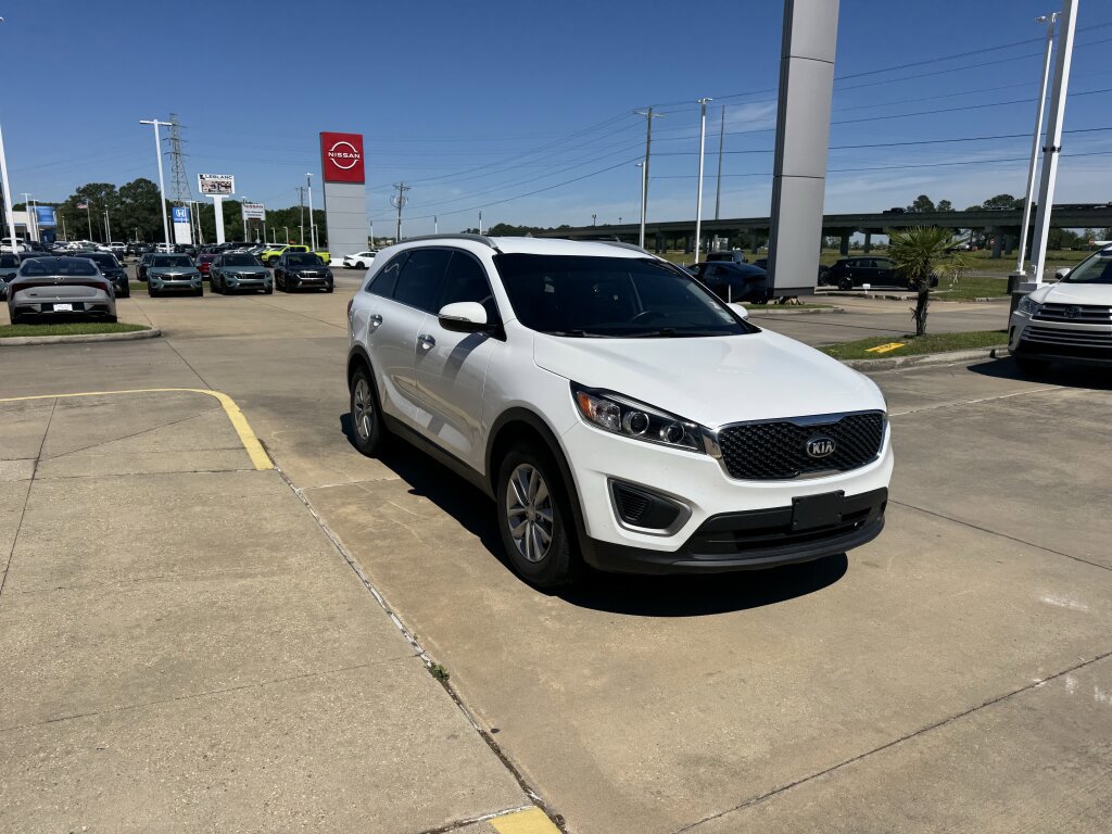 Used 2017 Kia Sorento LX w/ LX Convenience Package image 8