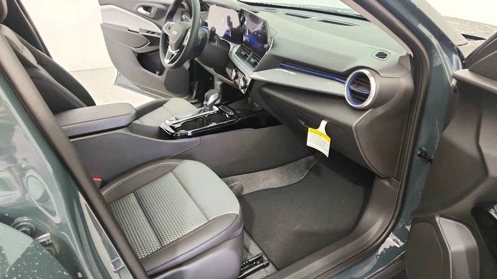 New 2026 Chevrolet Trax LT w/ Sunroof Package FWD image 29