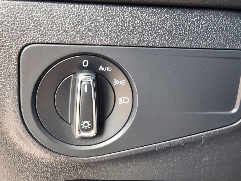 Used 2018 Volkswagen Tiguan SE w/ Panoramic Sunroof Package image 11