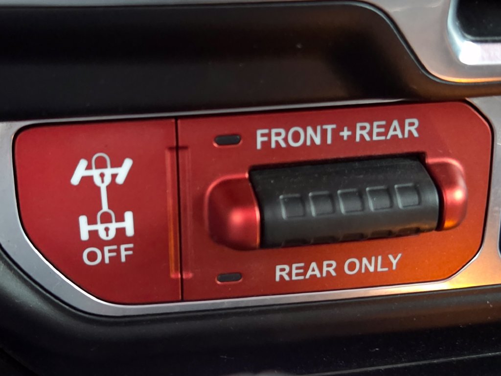 Used 2020 Jeep Gladiator Rubicon w/ Advanced Safety Group AWD/4WD image 11