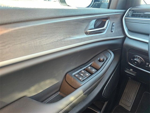 New 2025 Jeep Grand Cherokee L Limited w/ Black Appearance Package image 27