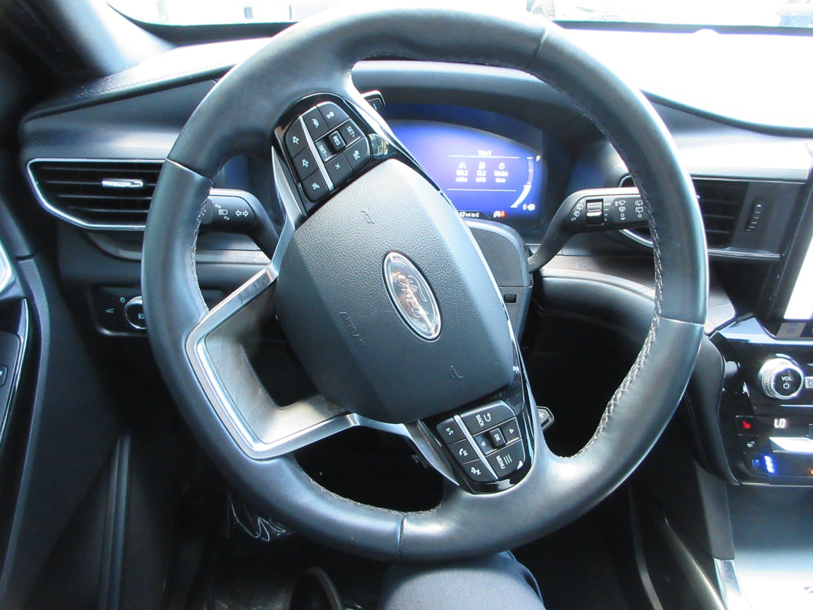Used 2021 Ford Explorer Platinum w/ Equipment Group 601A AWD/4WD image 42
