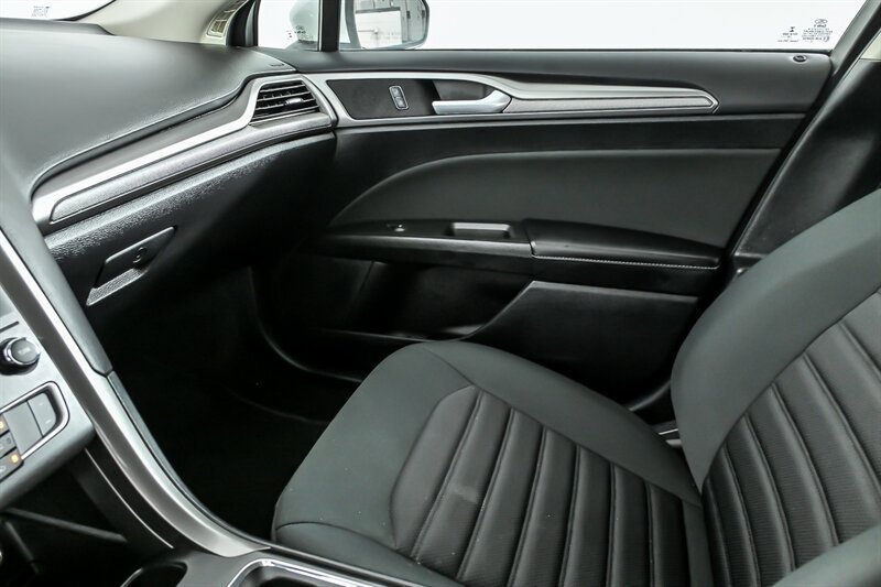 Used 2019 Ford Fusion SE FWD image 29