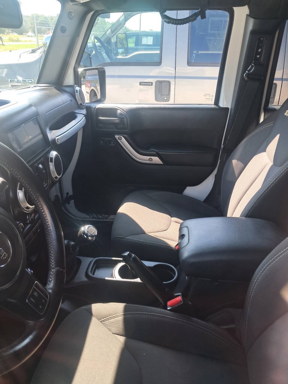 Used 2015 Jeep Wrangler Unlimited Sahara w/ Connectivity Group AWD/4WD image 3