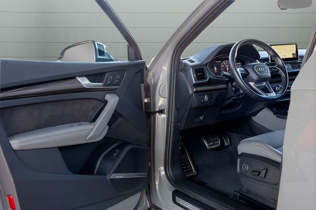 Used 2020 Audi SQ5 Premium Plus w/ Premium Plus Package image 34