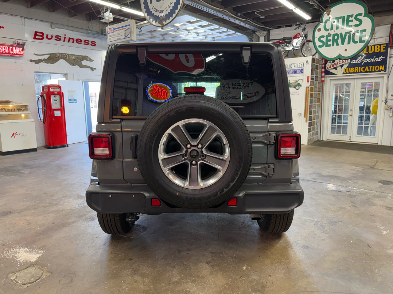 Used 2020 Jeep Wrangler Unlimited Sahara image 4