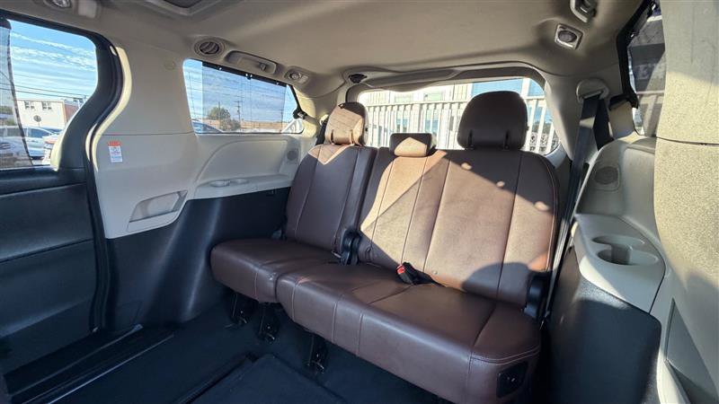 Used 2017 Toyota Sienna Limited Premium FWD image 45