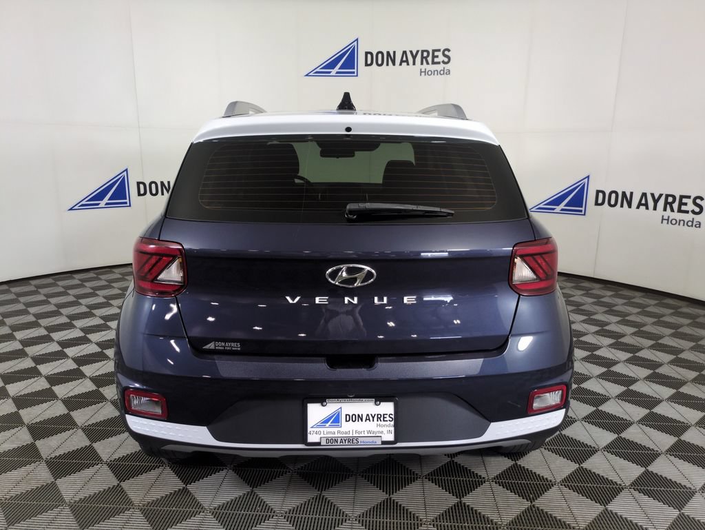 Used 2021 Hyundai Venue FWD image 4