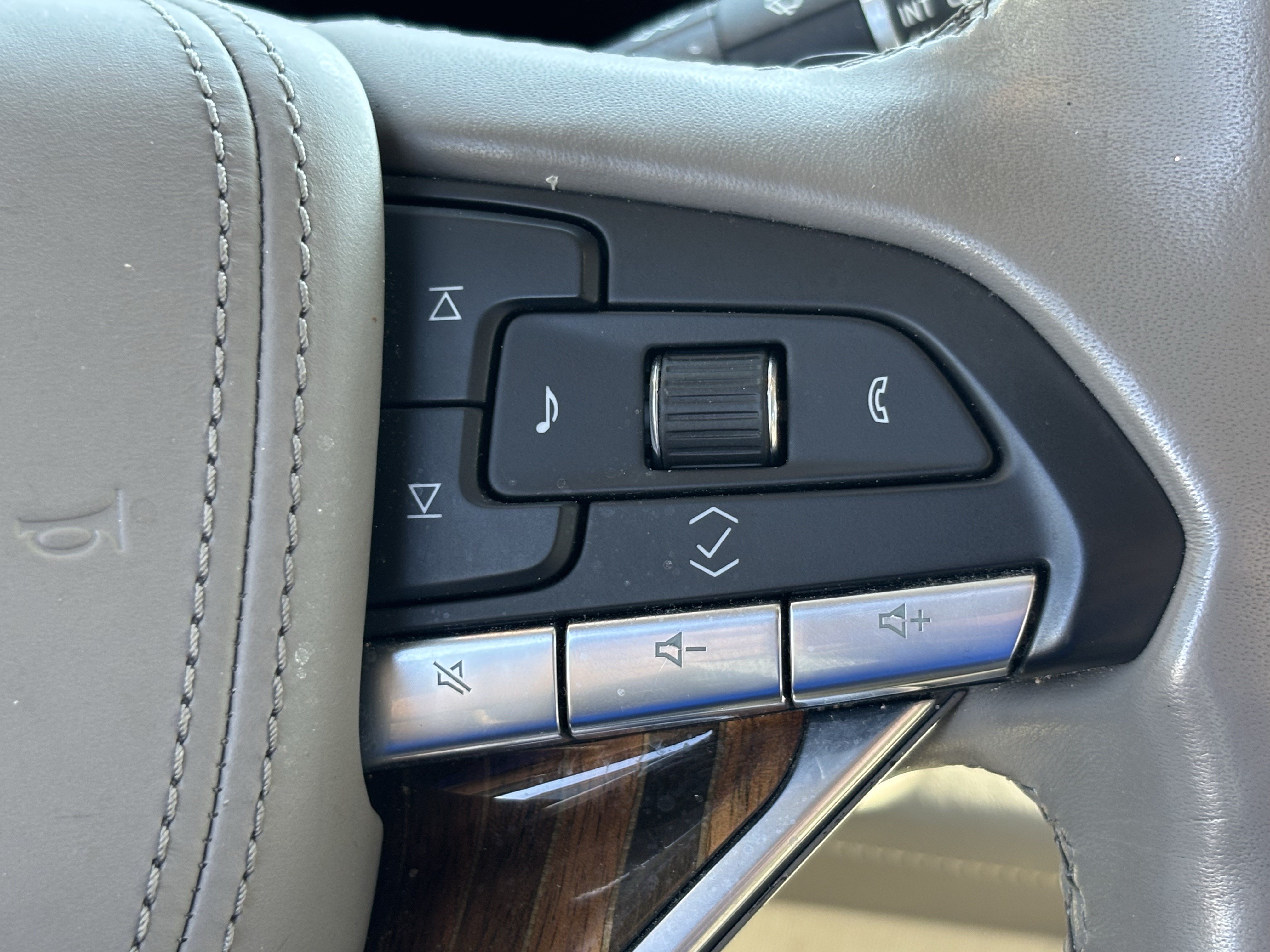 Used 2021 Cadillac Escalade Premium Luxury Platinum RWD image 18