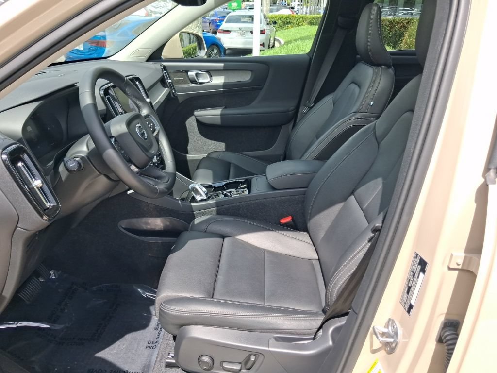 Certified 2025 Volvo XC40 B5 Ultra w/ Protection Package AWD/4WD image 14