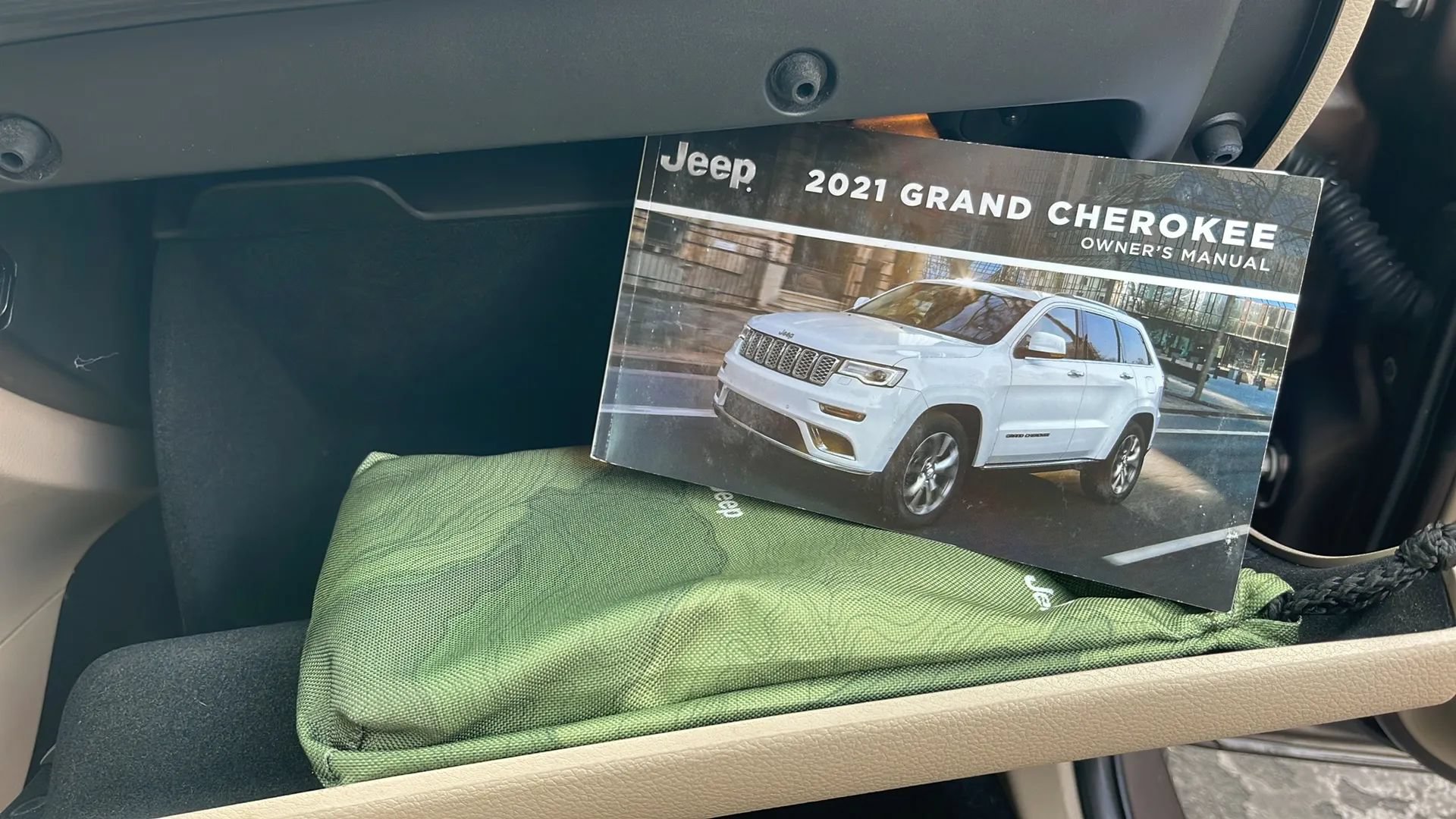 Used 2021 Jeep Grand Cherokee Laredo AWD/4WD image 27