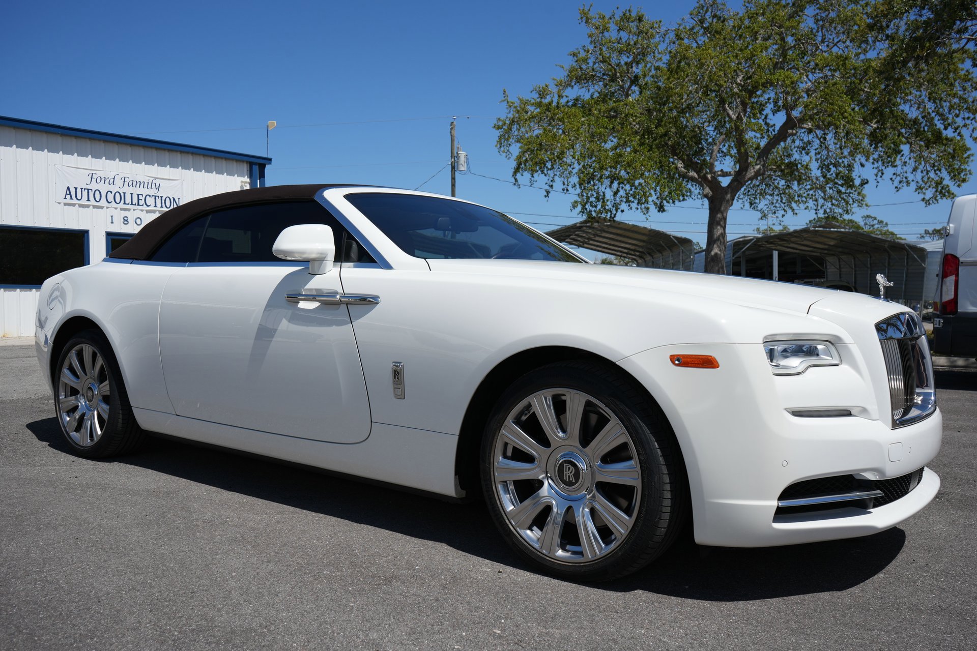 Used 2017 Rolls-Royce Dawn image 9