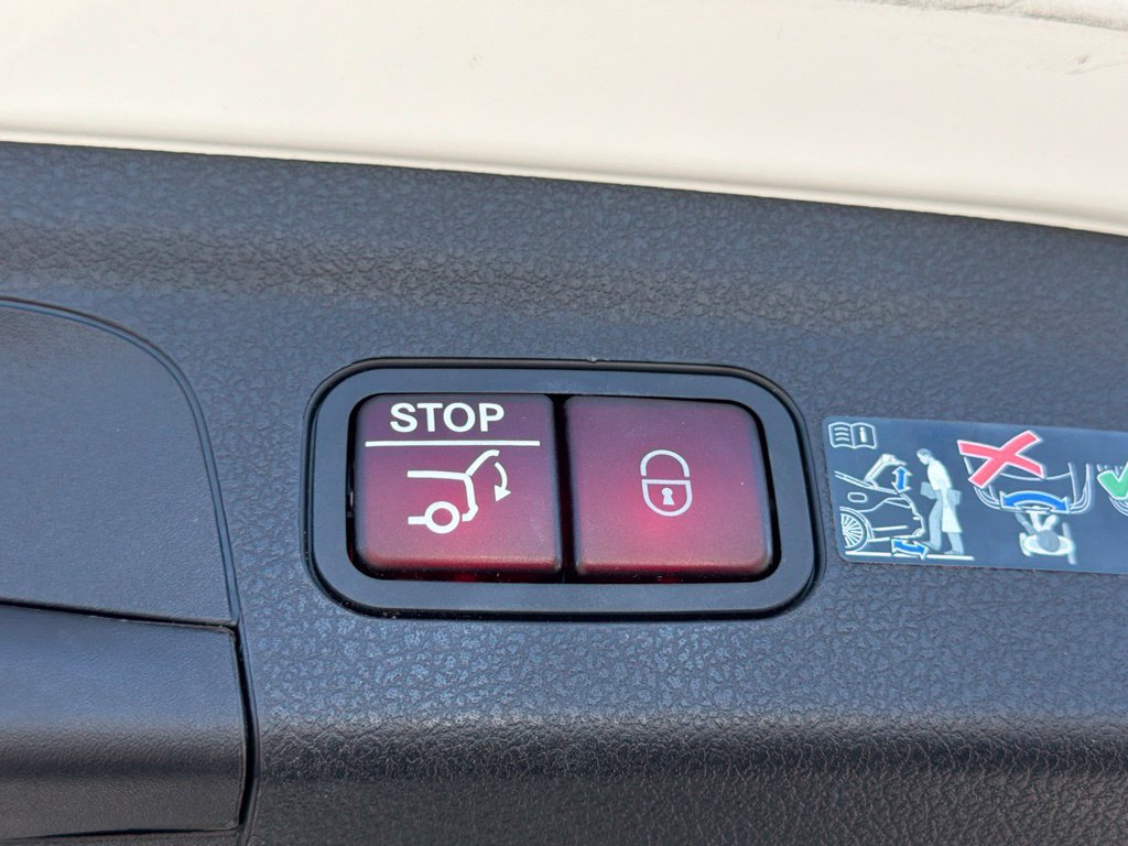 Certified 2025 Mercedes-Benz GLE 450e 4MATIC image 17