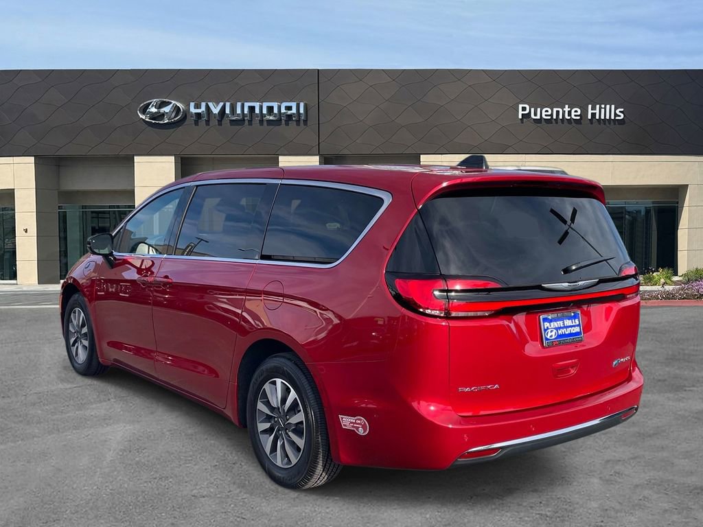 Used 2025 Chrysler Pacifica Select w/ Uconnect Theater Family Group image 4