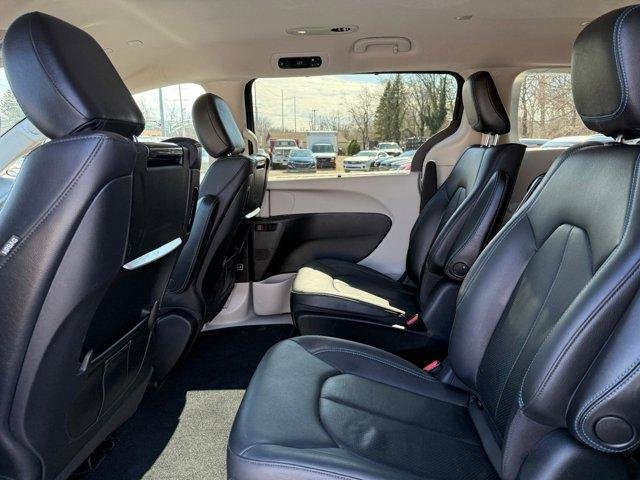 Used 2021 Chrysler Pacifica Touring-L w/ Uconnect Theater Family Group image 27