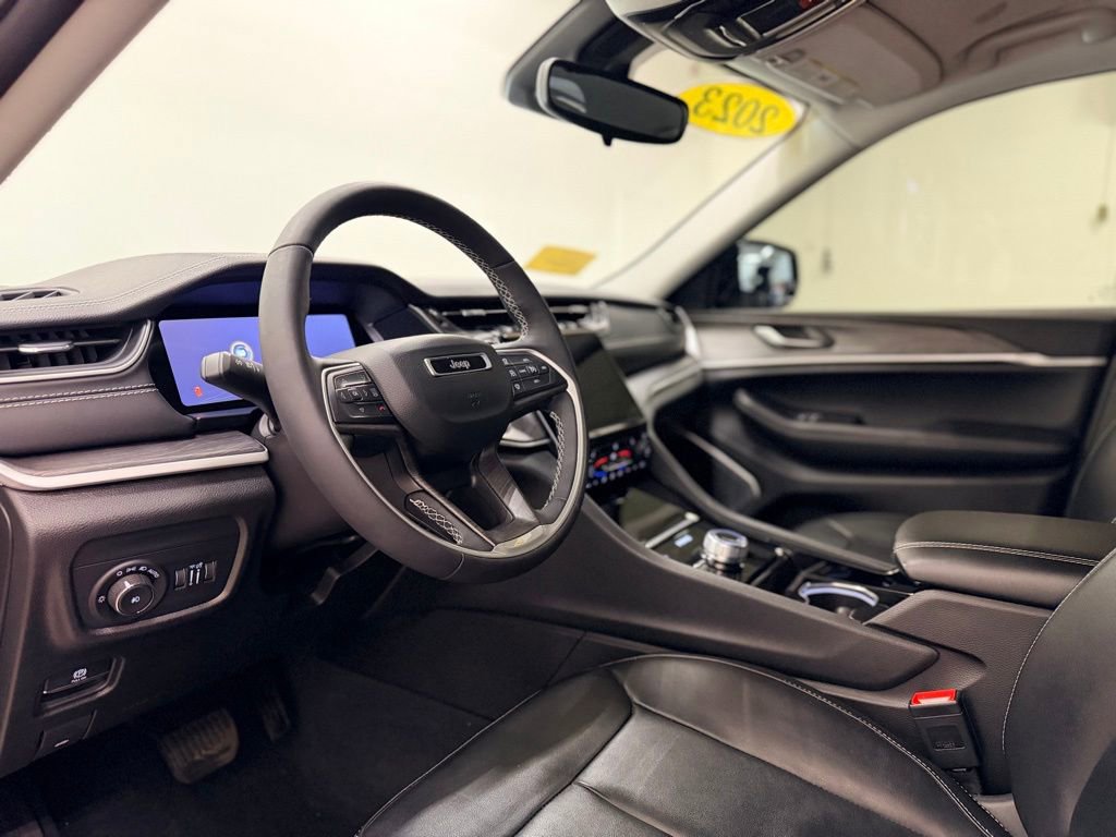 Used 2023 Jeep Grand Cherokee Limited w/ Black Appearance Package image 12