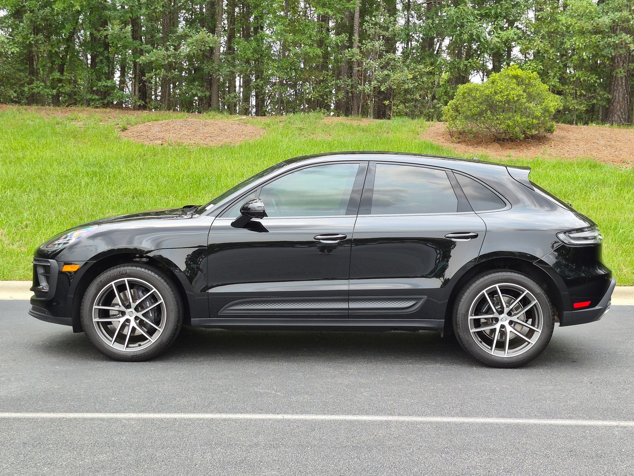 Certified 2026 Porsche Macan AWD/4WD image 2