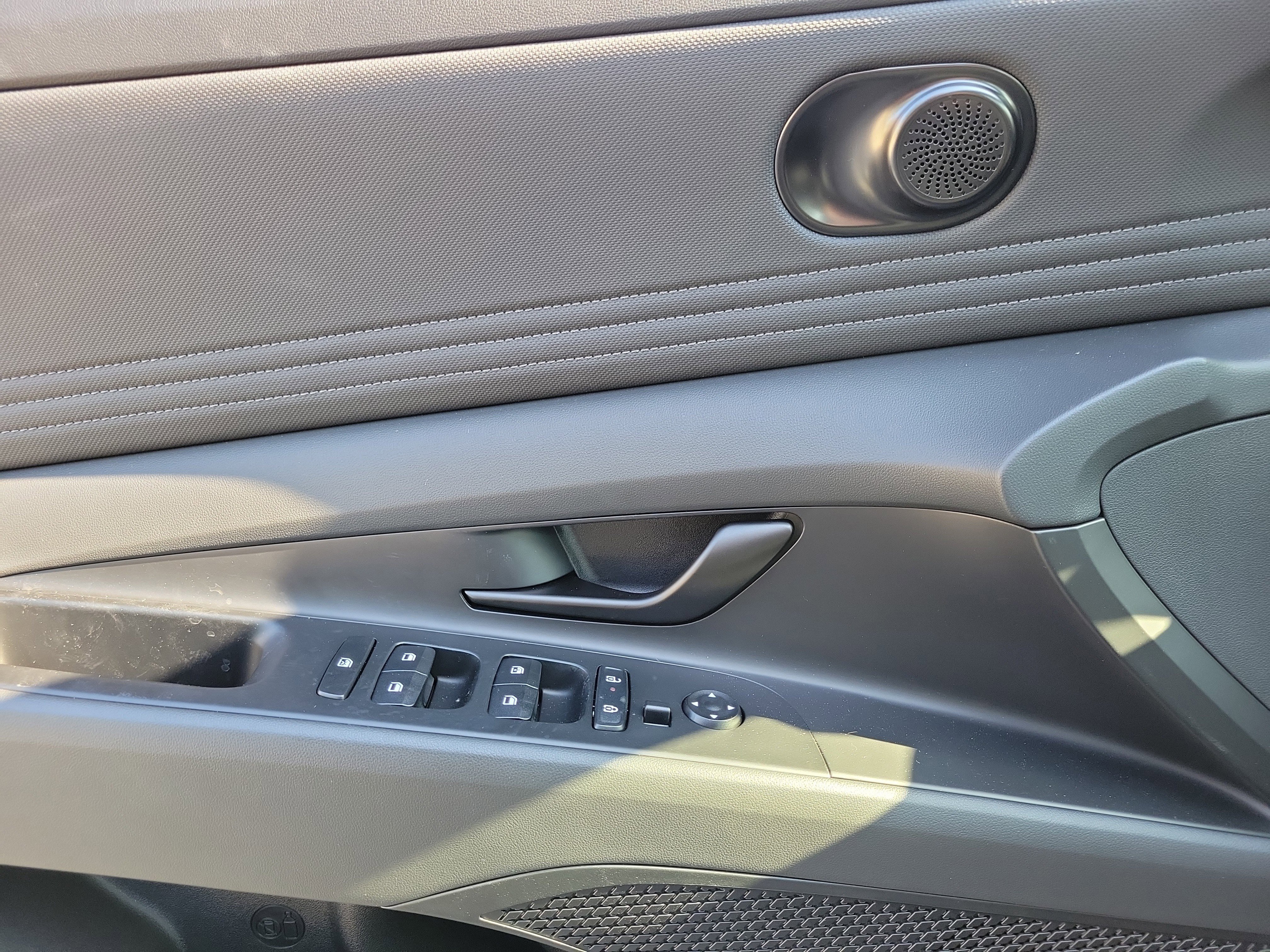 New 2025 Hyundai Elantra SEL FWD image 17