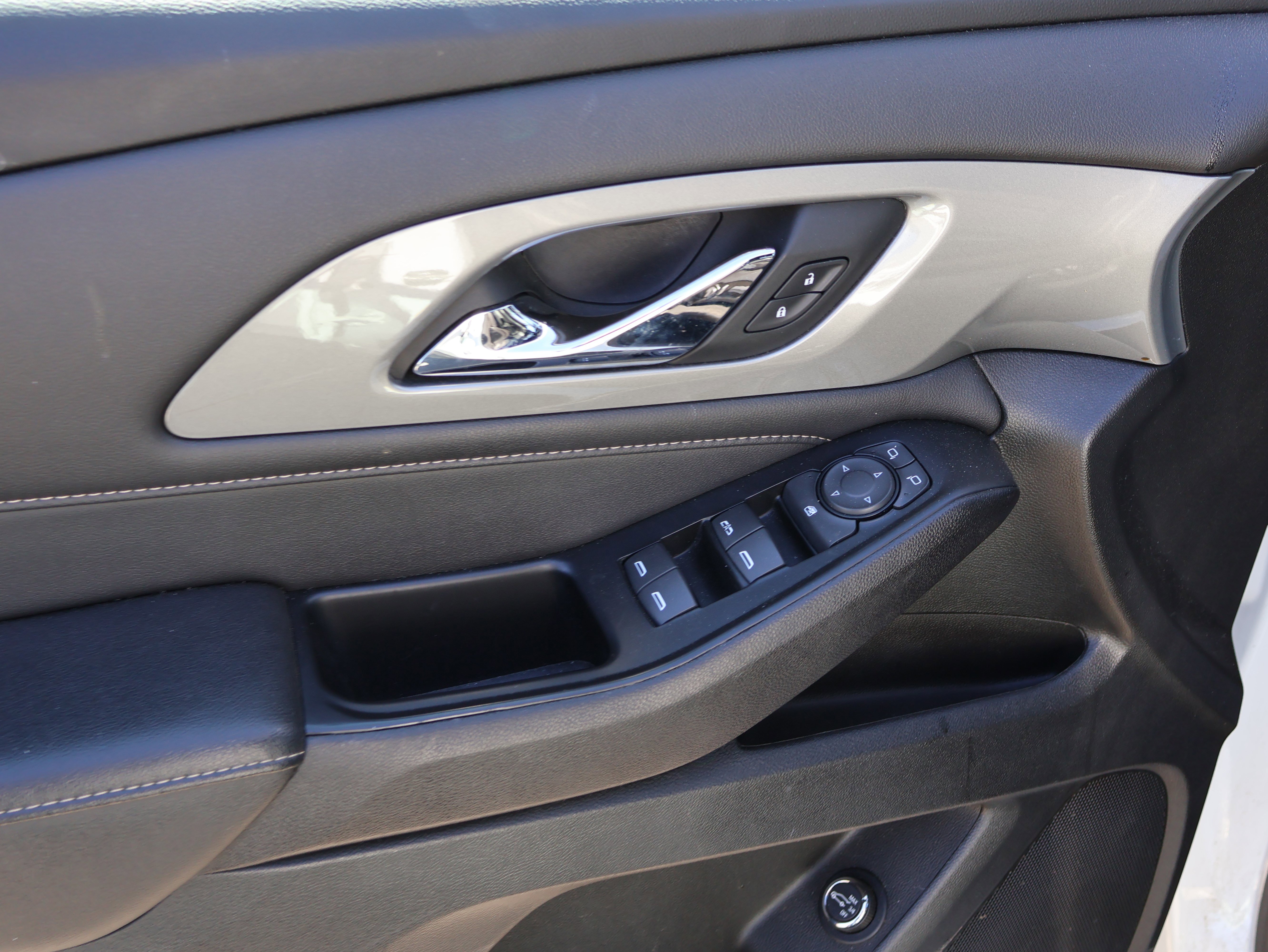 Used 2023 Chevrolet Traverse LT image 25