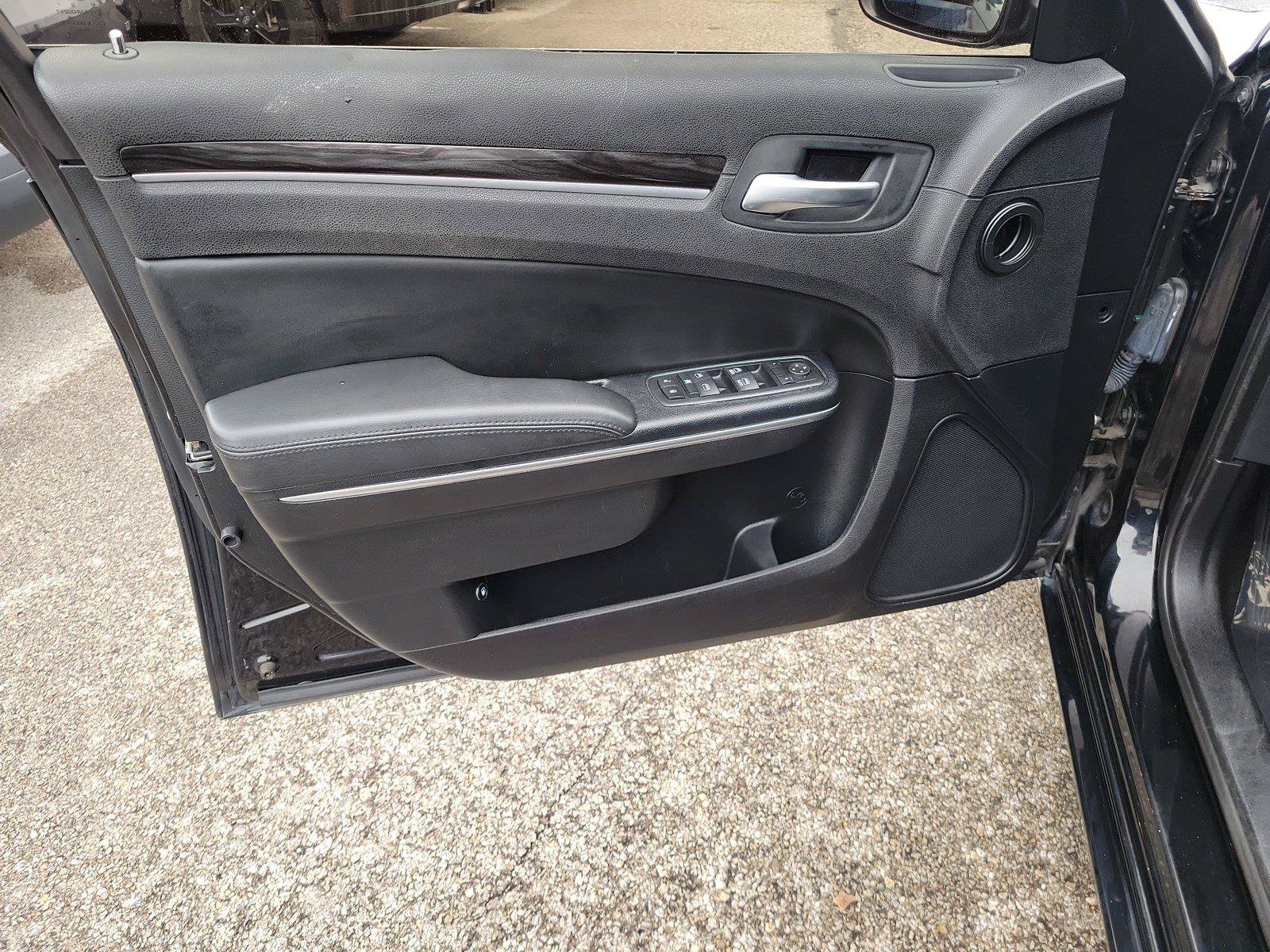 Used 2016 Chrysler 300 Limited RWD image 18