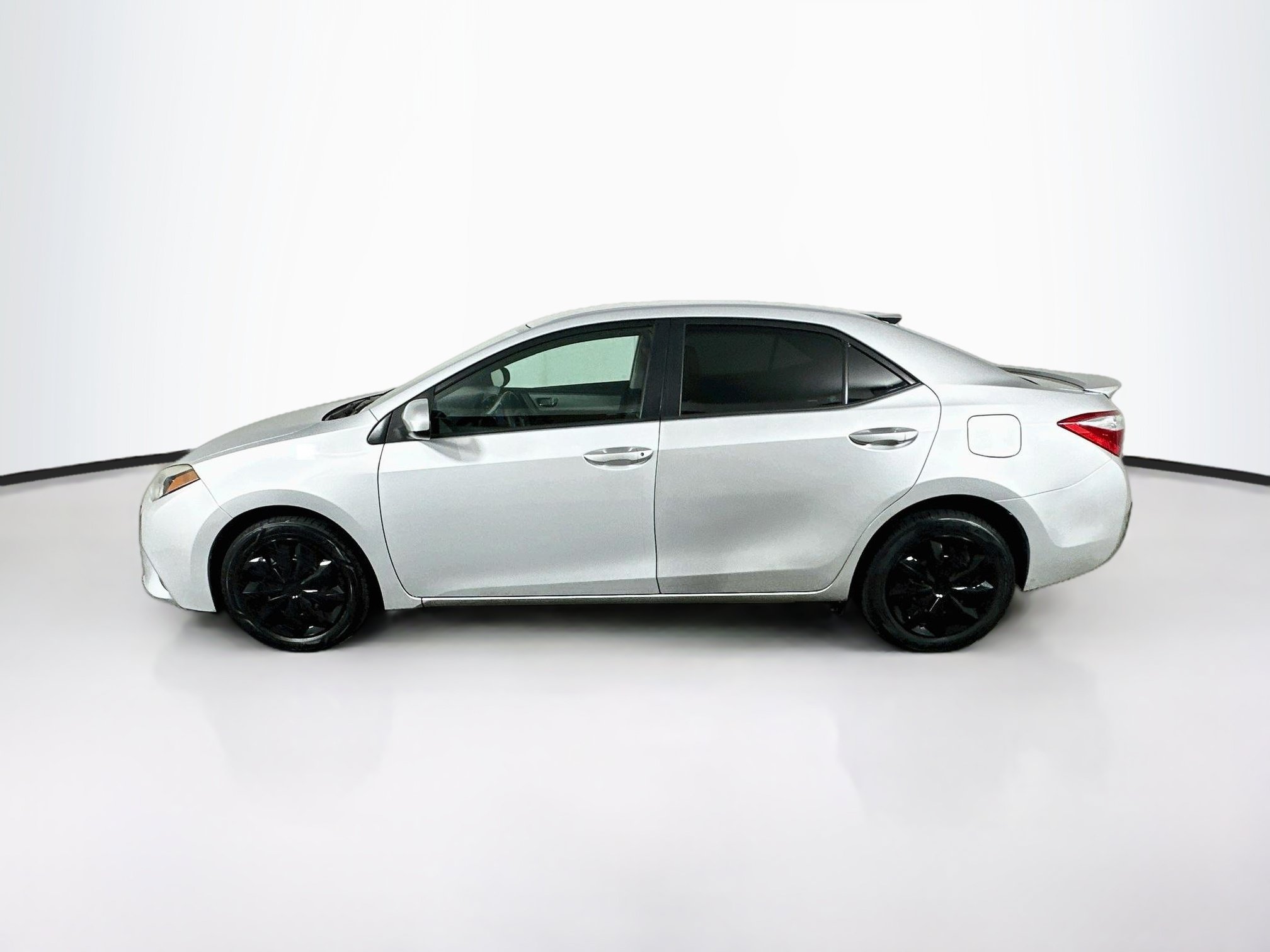 Used 2015 Toyota Corolla LE FWD image 4
