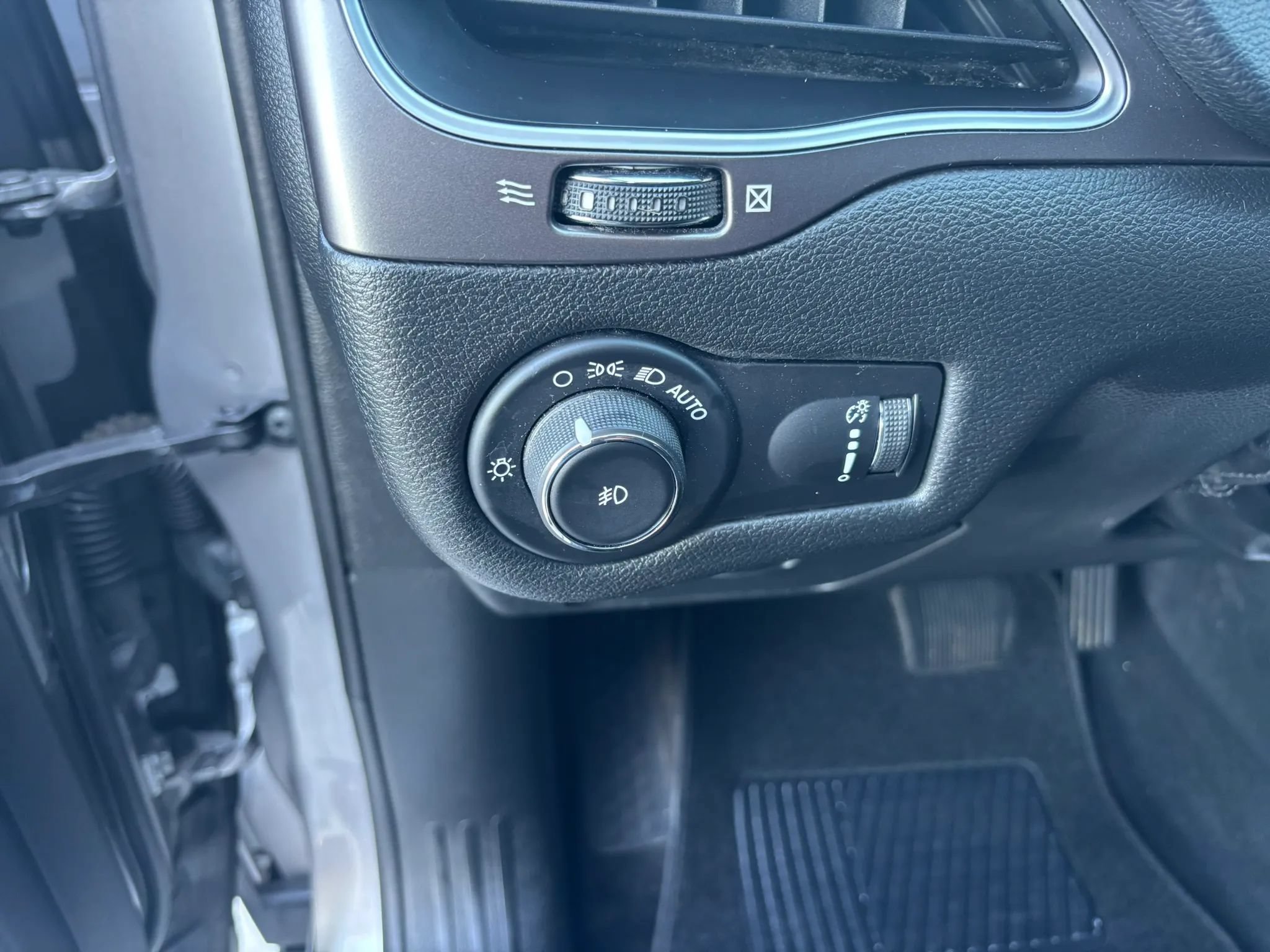 Used 2019 Jeep Cherokee Latitude w/ Popular Appearance Group FWD image 9