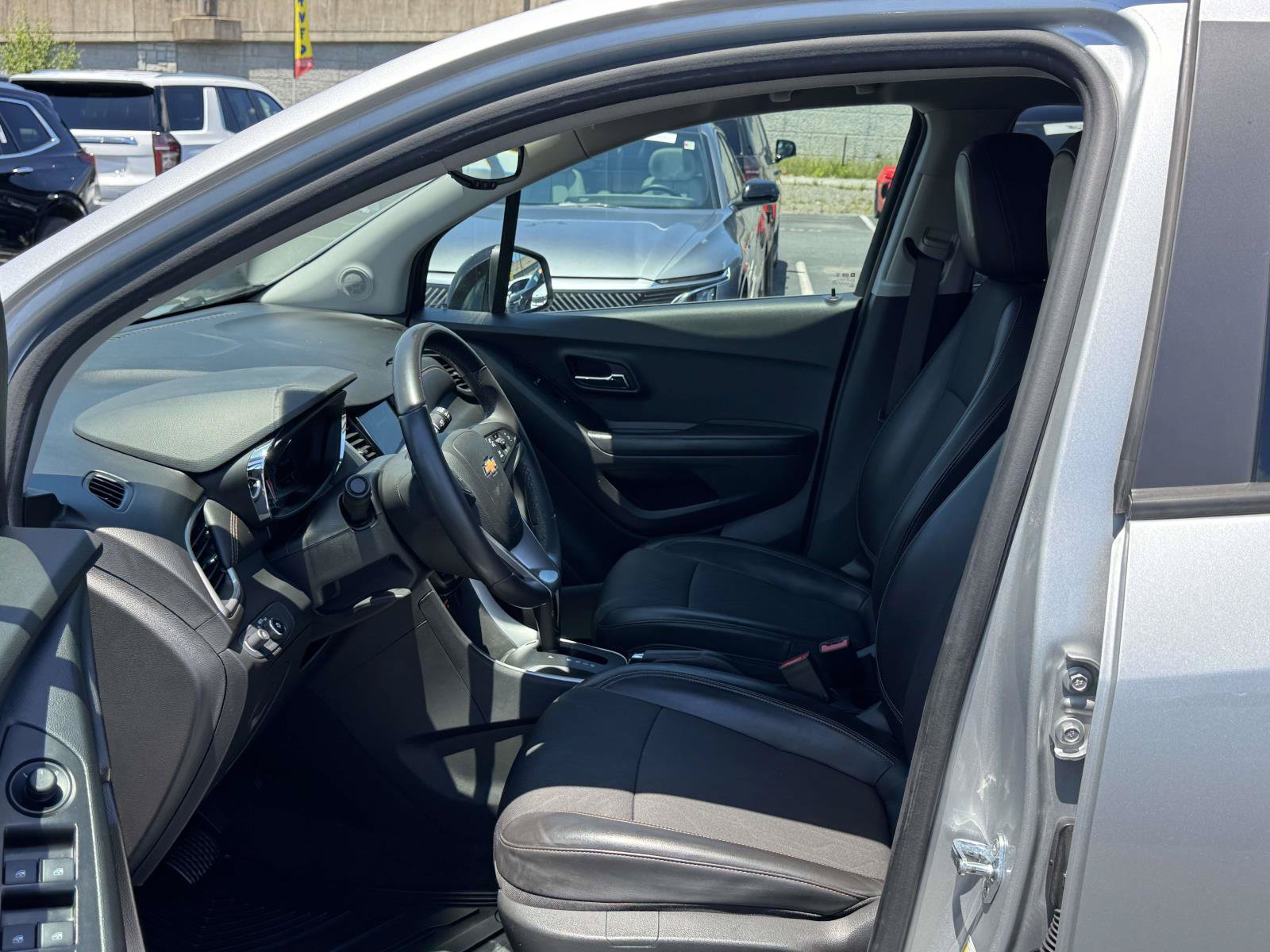 Used 2022 Chevrolet Trax LT w/ Redline Edition AWD/4WD image 21