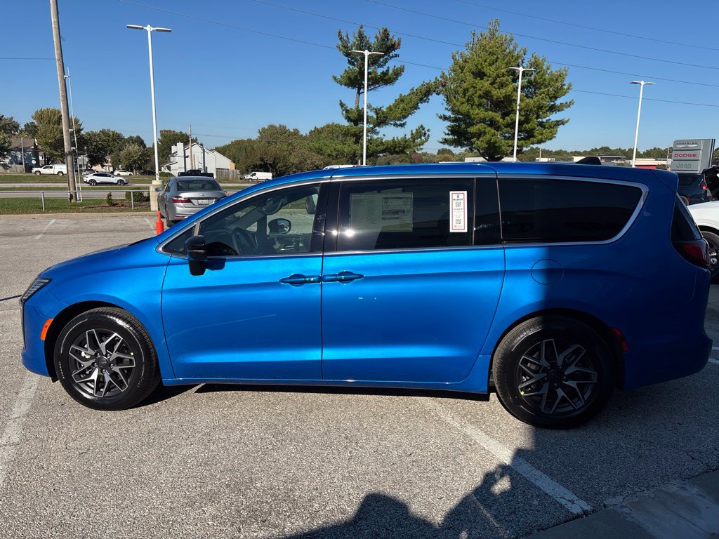 New 2027 Chrysler Pacifica Limited FWD image 9