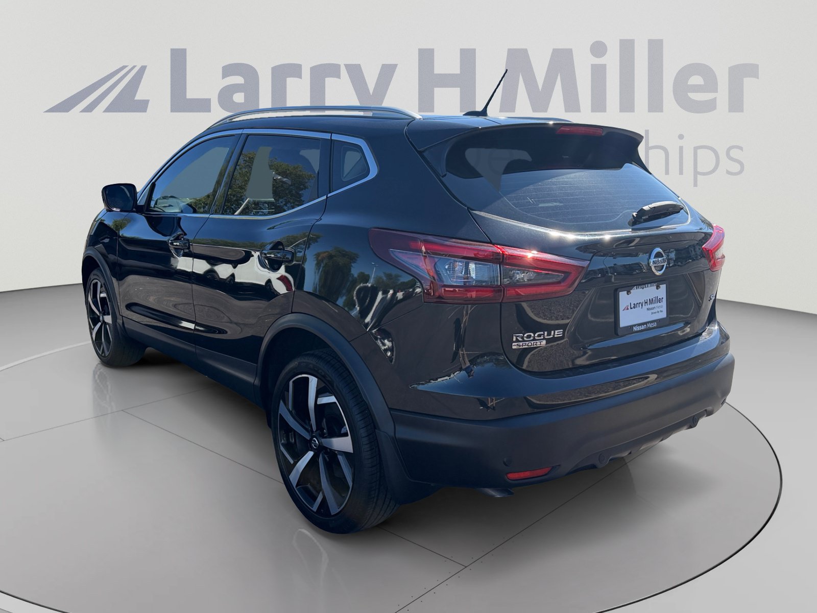 Used 2021 Nissan Rogue Sport SL w/ Premium Package FWD image 3