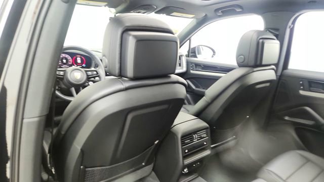 Used 2025 Porsche Cayenne w/ Premium Package image 30