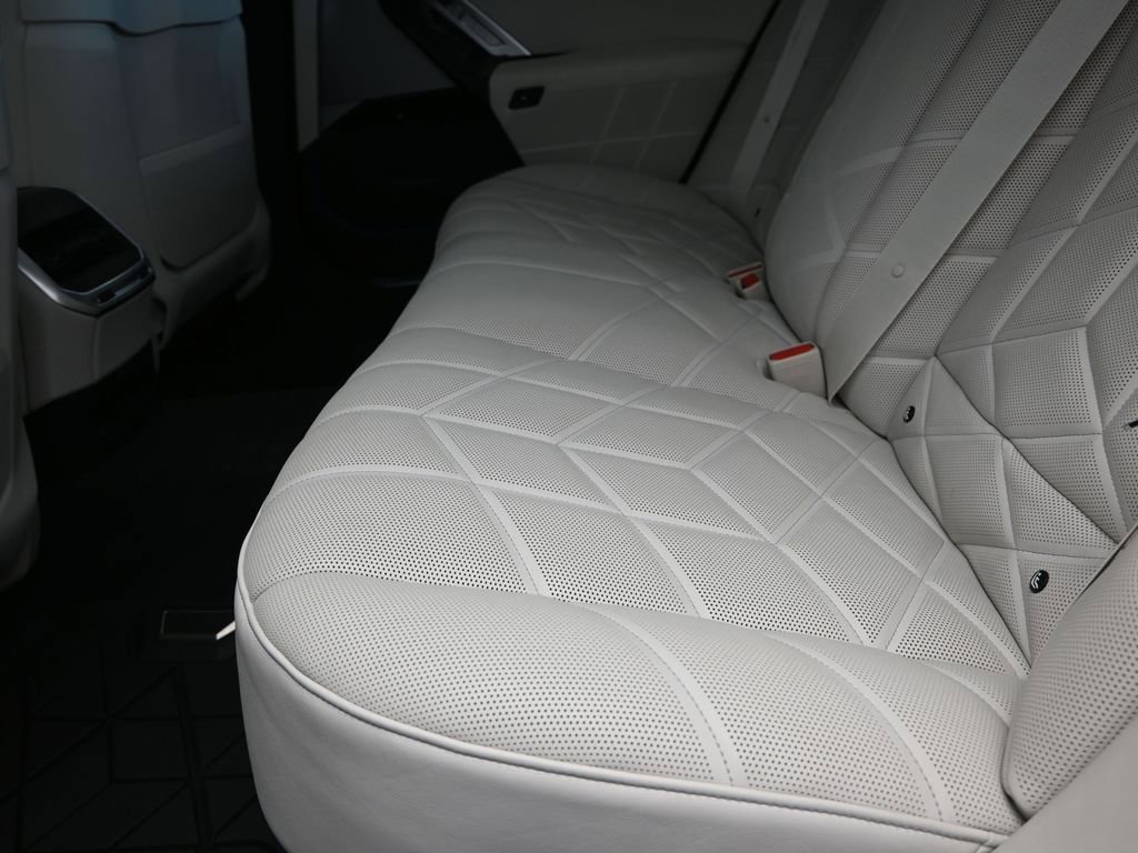 Used 2023 BMW 740i image 17