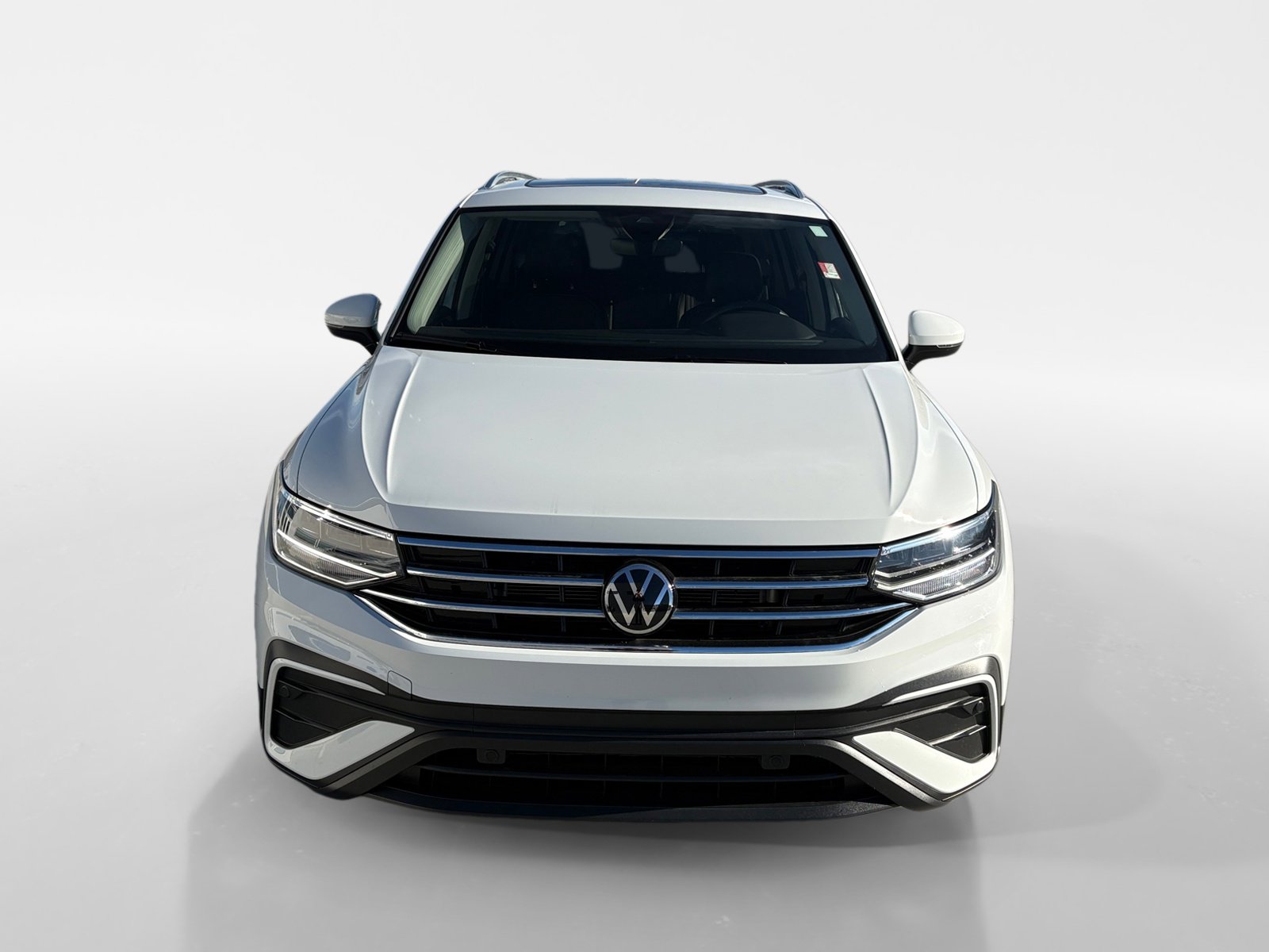 Certified 2024 Volkswagen Tiguan SE w/ Panoramic Sunroof Package image 18