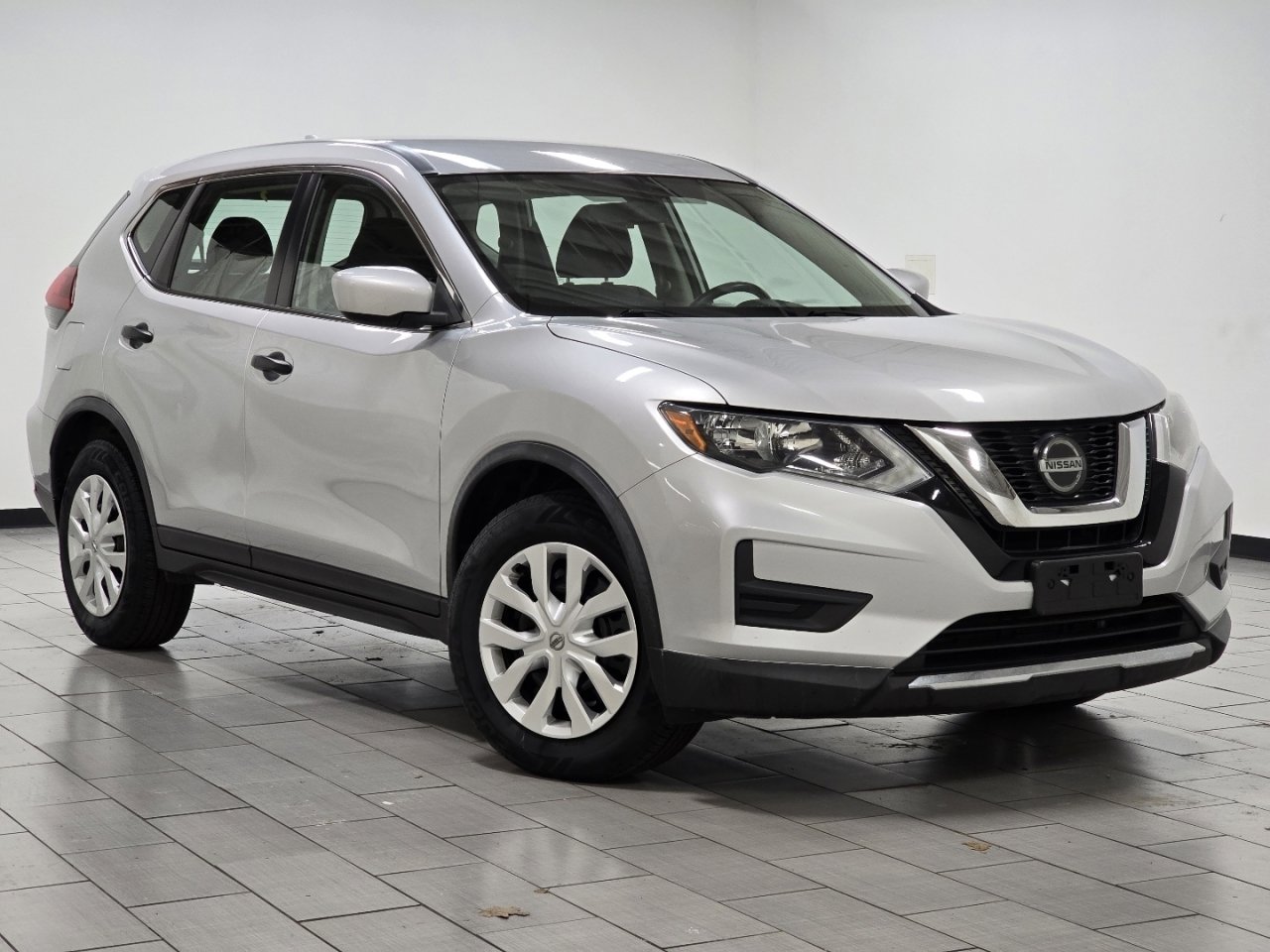 Used 2018 Nissan Rogue S image 2