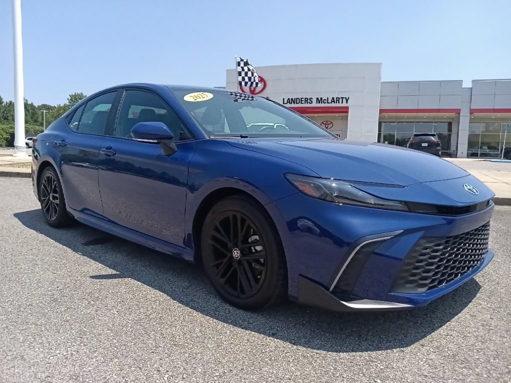 Used 2025 Toyota Camry SE w/ Convenience Package FWD image 1