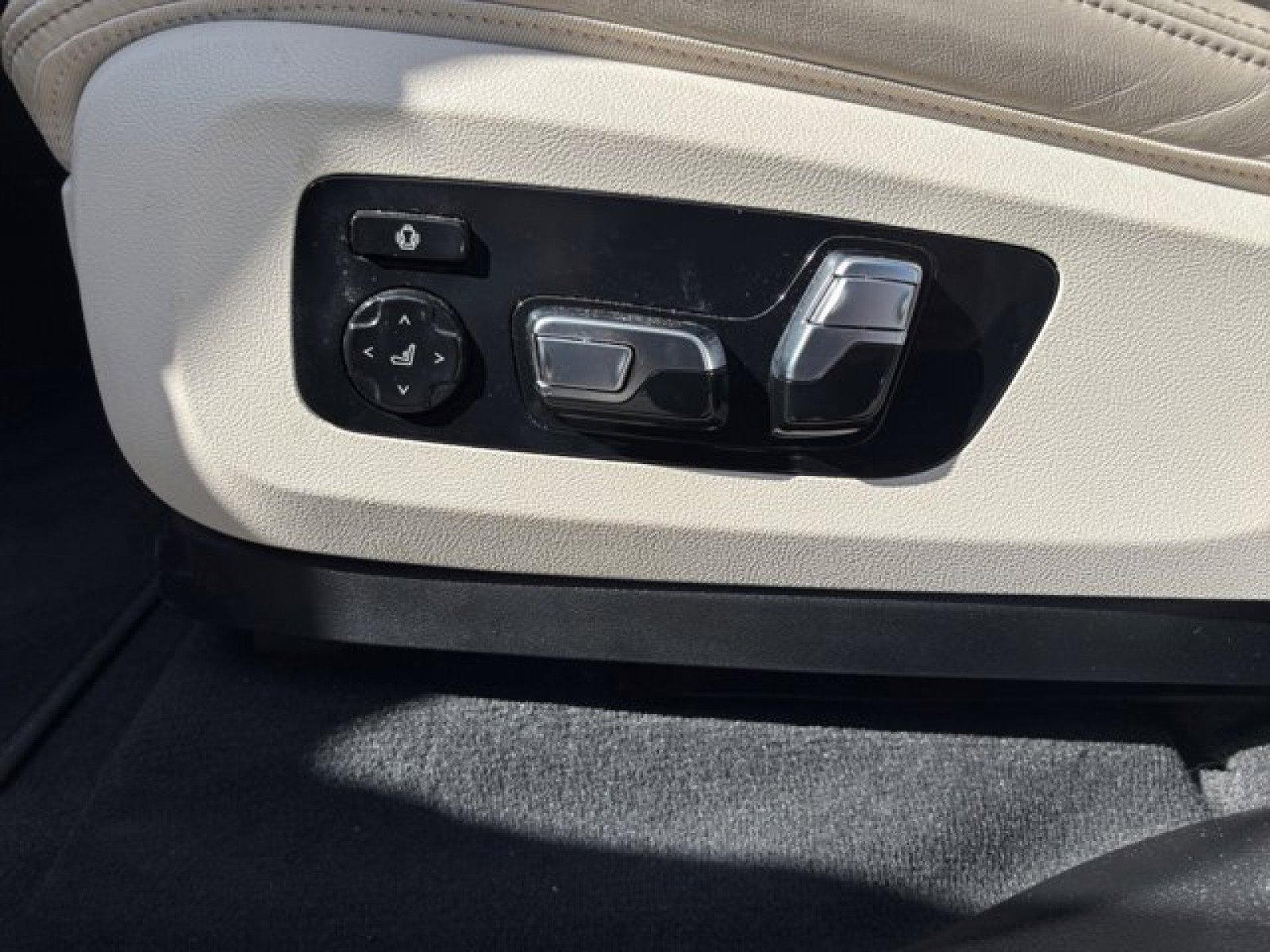 Used 2023 BMW X7 xDrive40i w/ Executive Package image 11