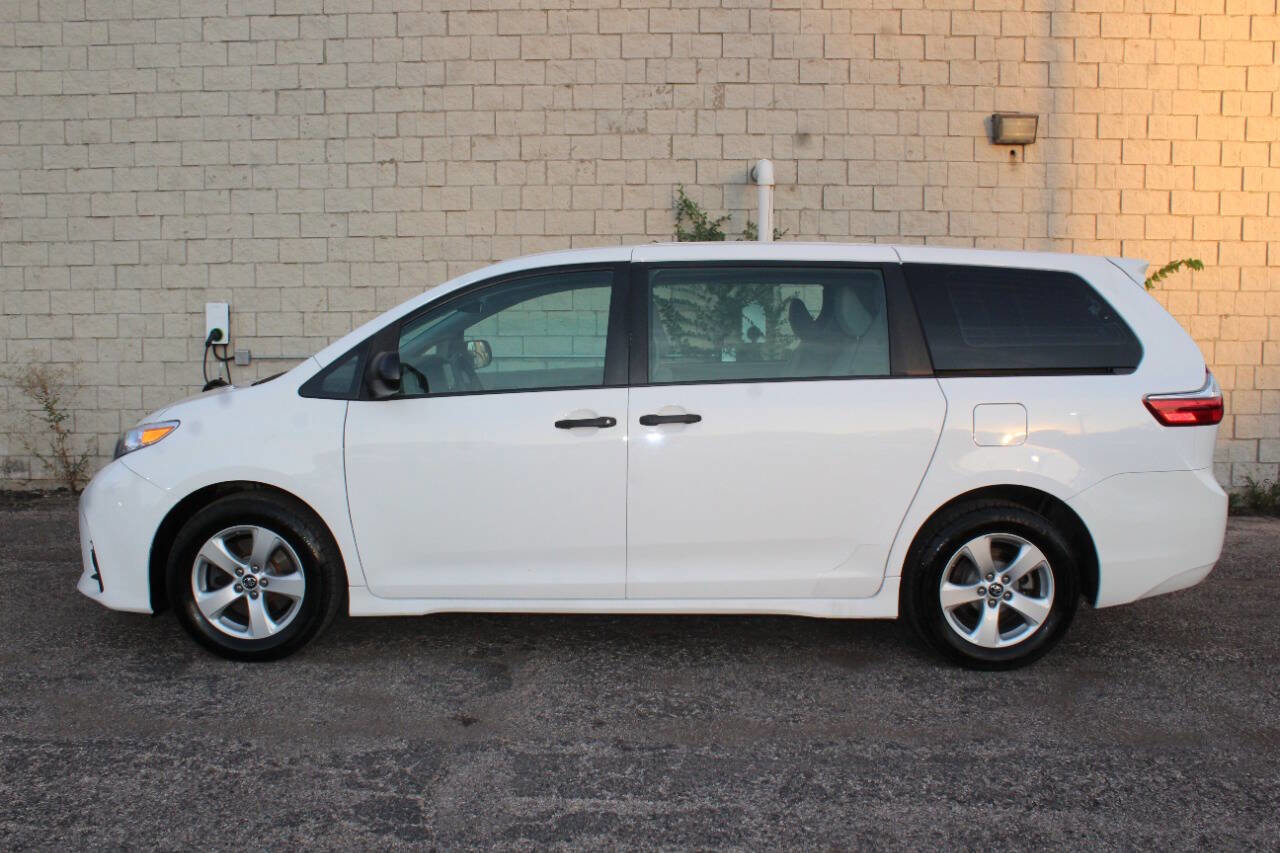 Used 2018 Toyota Sienna L image 2