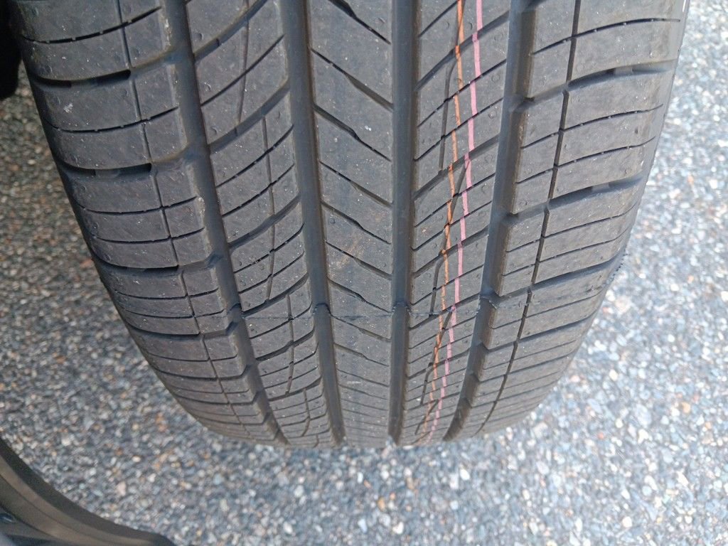 Used 2025 Volkswagen Atlas SE image 27