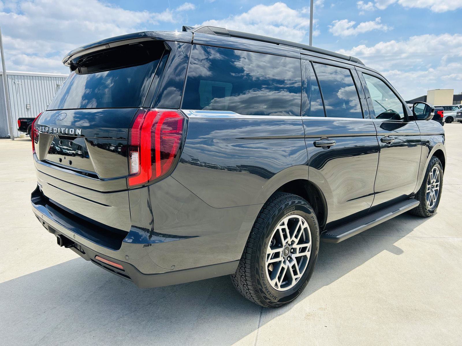 Used 2025 Ford Expedition Active AWD/4WD image 48