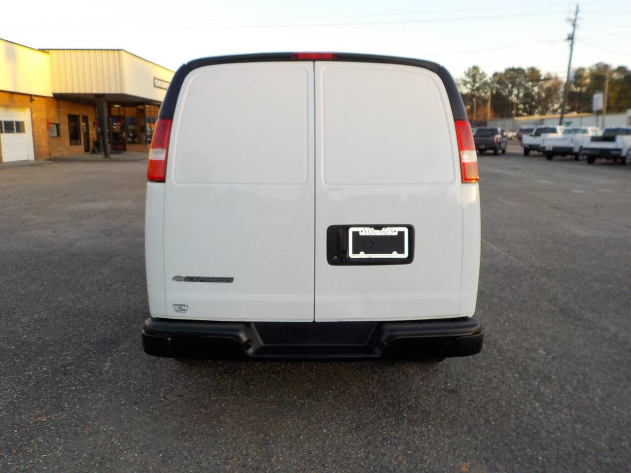 Used 2020 Chevrolet Express 3500 Extended w/ Driver Convenience Package image 4