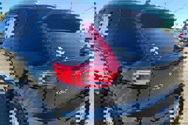 Used 2022 Volvo XC40 T5 Momentum image 29