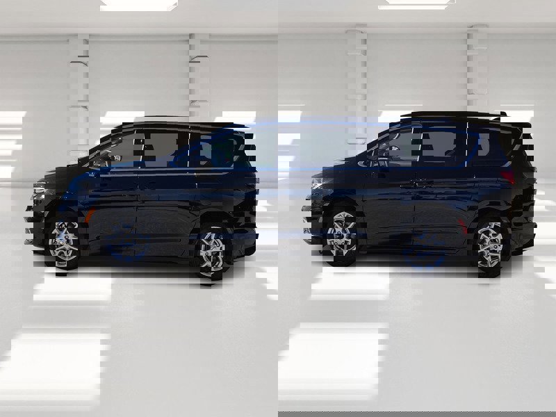 Used 2024 Chrysler Pacifica Touring-L image 2