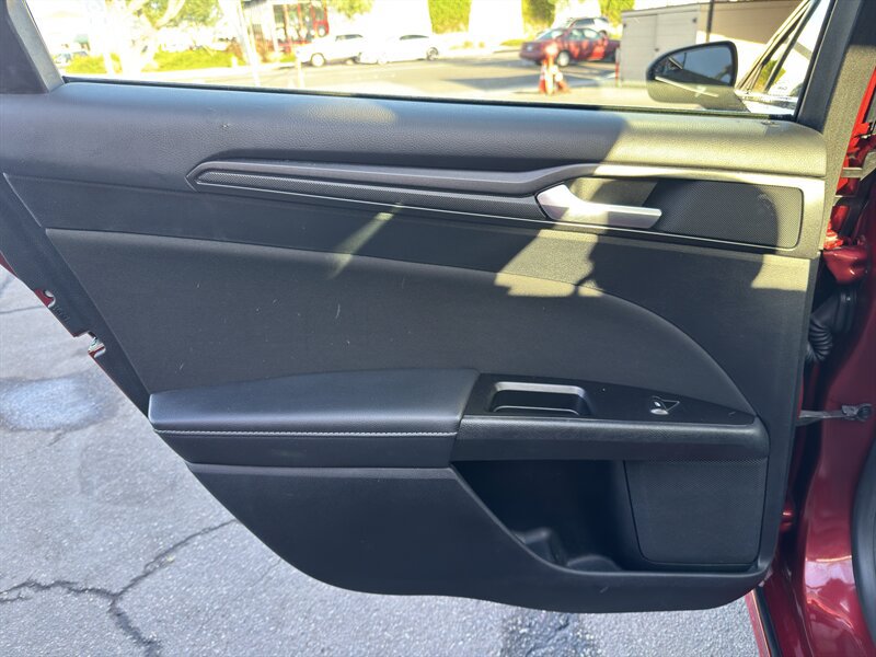 Used 2018 Ford Fusion SE w/ Equipment Group 201A FWD image 28