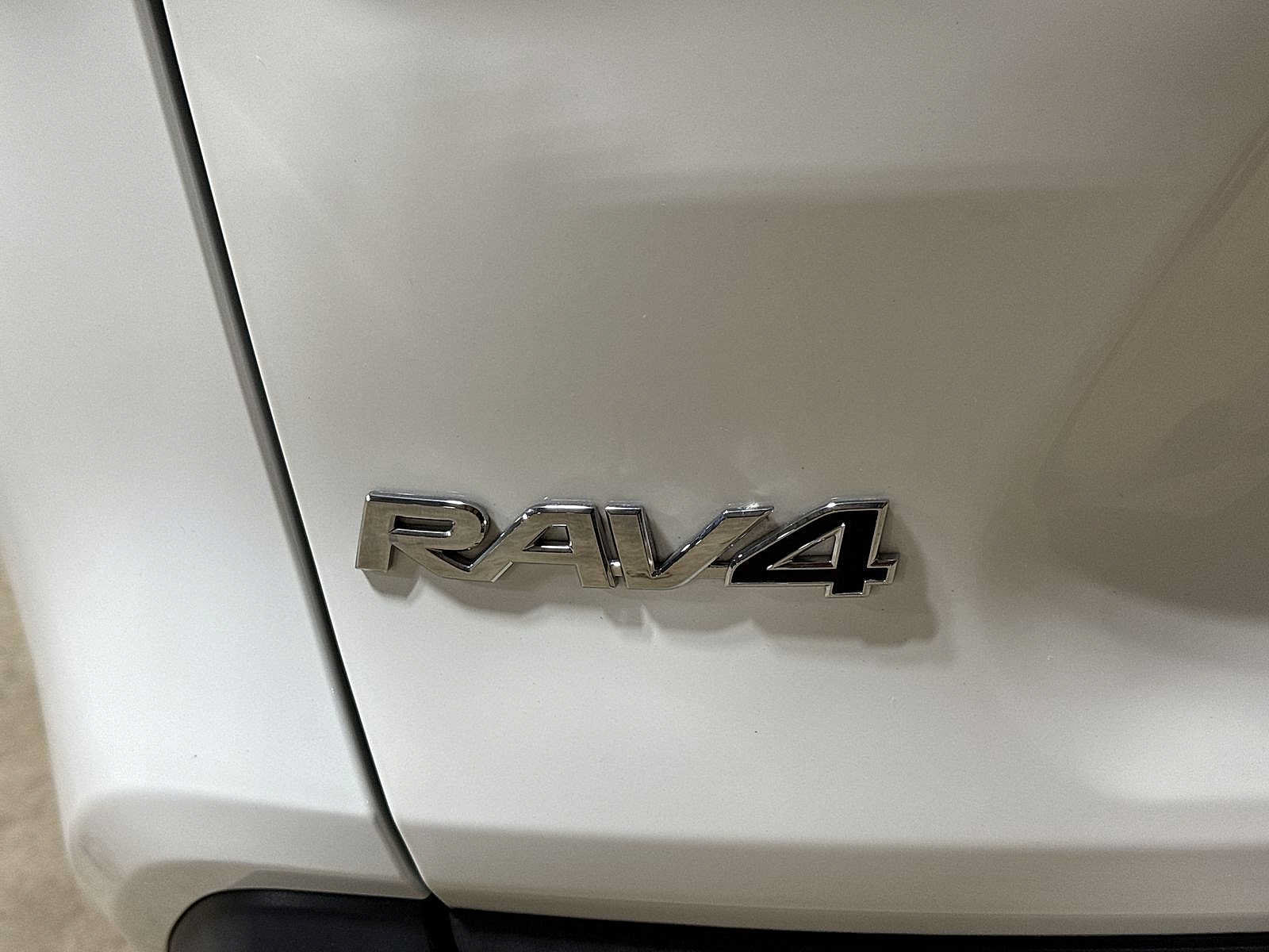 Used 2020 Toyota RAV4 LE w/ Carpet Mat Package AWD/4WD image 24