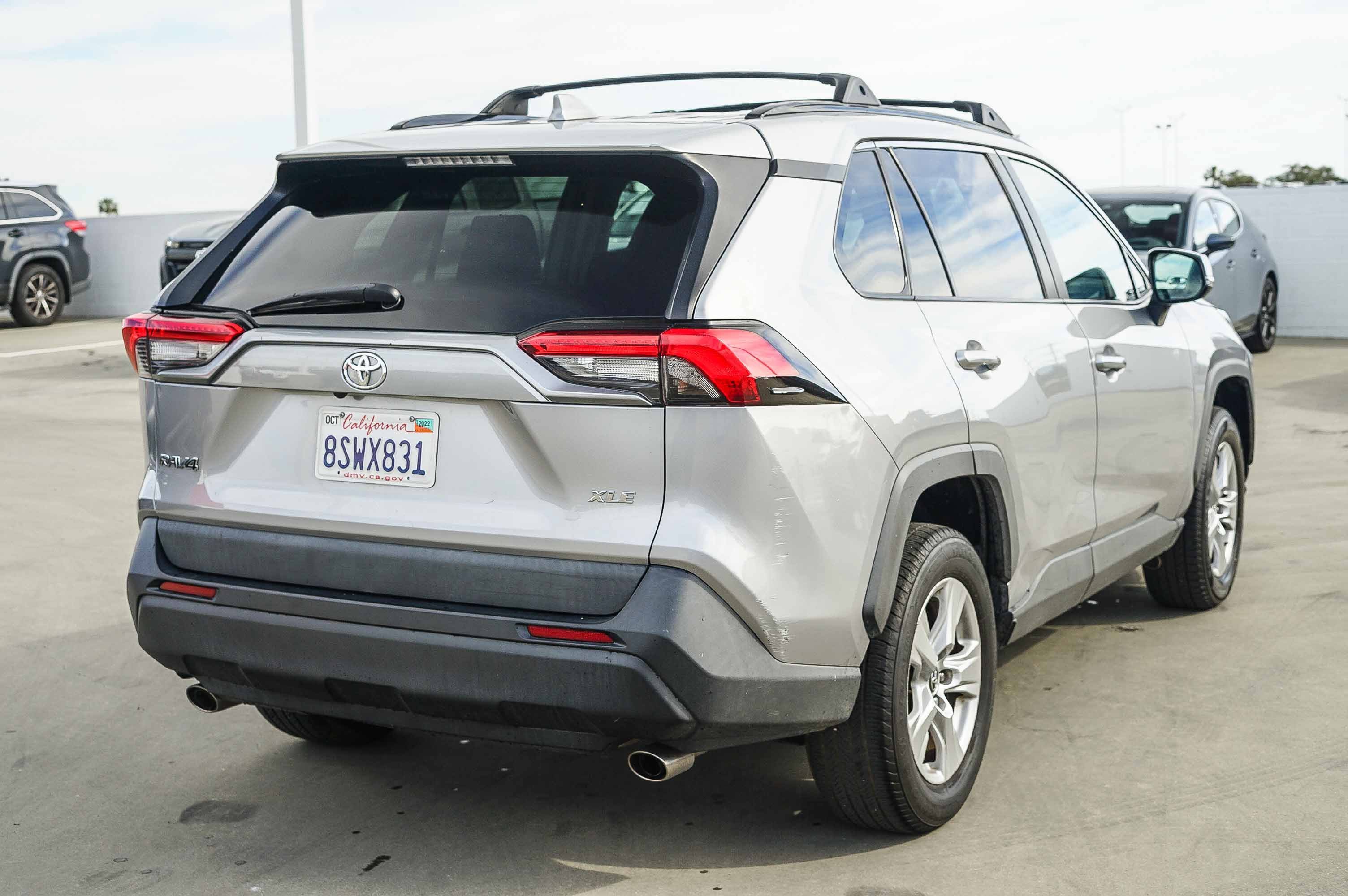 Used 2021 Toyota RAV4 XLE w/ Convenience Package image 2