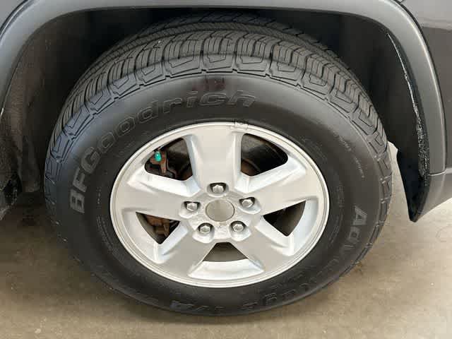 Used 2012 Jeep Grand Cherokee Laredo w/ Laredo E Group AWD/4WD image 5