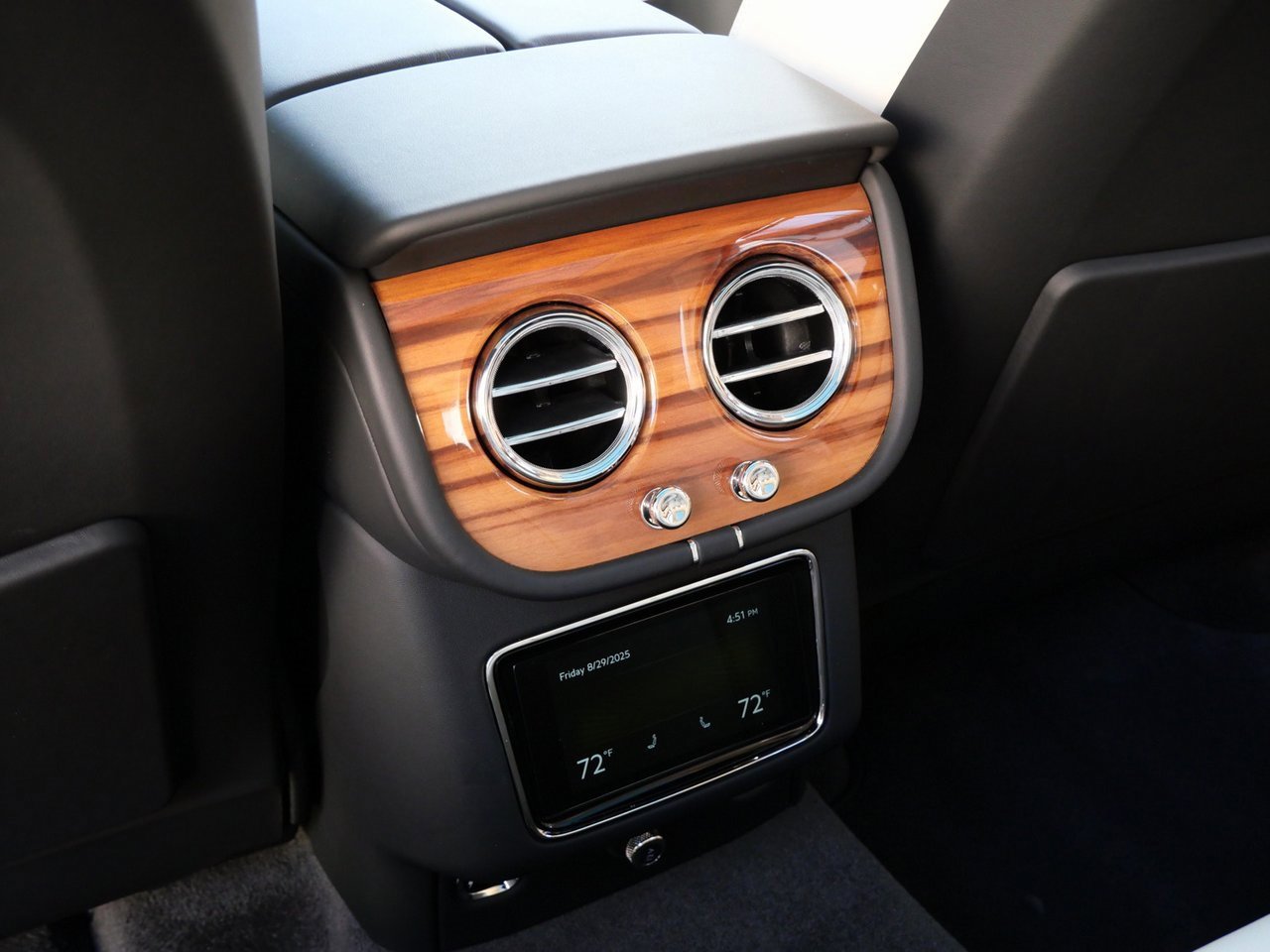 New 2025 Bentley Bentayga Plug-In Hybrid image 21